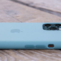 iPhone 11 Proの純正シリコンケースを装着した背面の写真