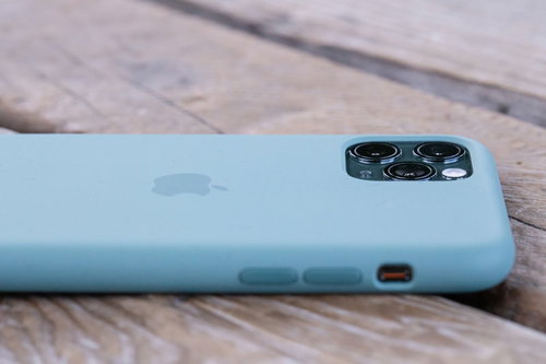 iPhone 11 Proの純正シリコンケースを装着した背面