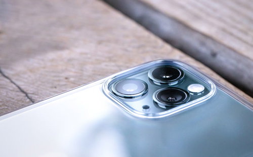 超広角・広角・望遠の3つのカメラが搭載されたiPhone 11 Proの背面