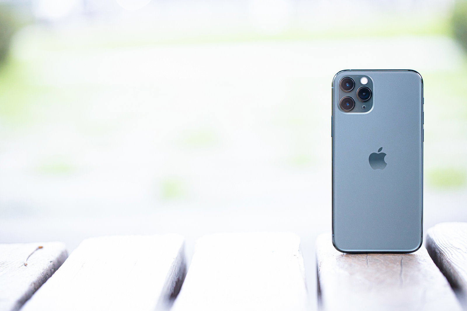 白いテーブルの上に置かれたiPhone 11 Pro（ミッドナイトグリーン）