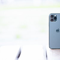 iPhone 11 Pro（ミッドナイトグリーン）の三眼カメラの写真