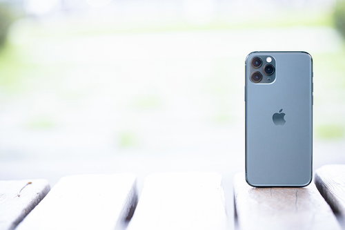 iPhone 11 Pro（ミッドナイトグリーン）の三眼カメラ