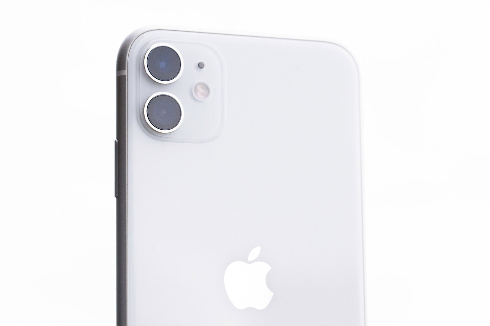 白いiPhone 11の背面、デュアルカメラとAppleロゴが見える