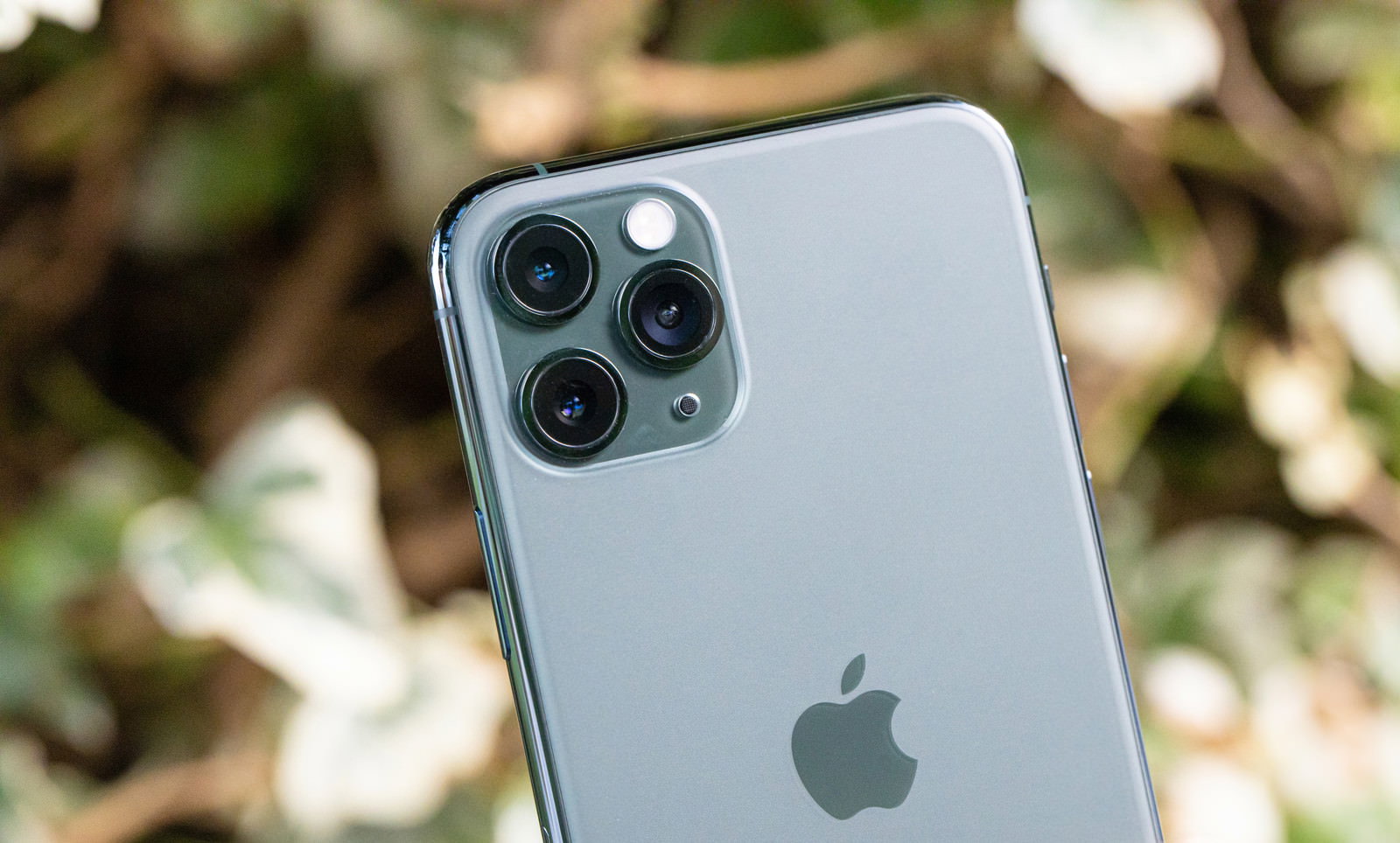 iPhone 11 Proの背面に配置されたトリプルカメラシステム
