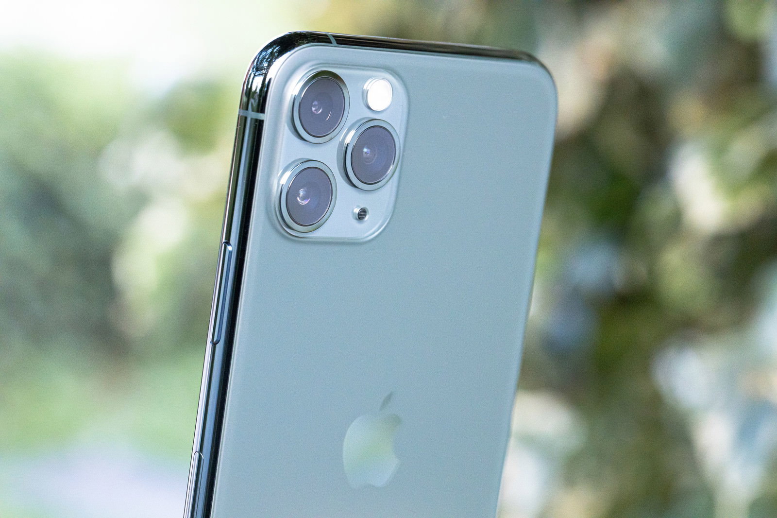 iPhone 11 Proのミッドナイトグリーン背面に配置された三眼カメラ