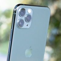 iPhone 11 Proのミッドナイトグリーン背面に配置された3眼カメラの写真