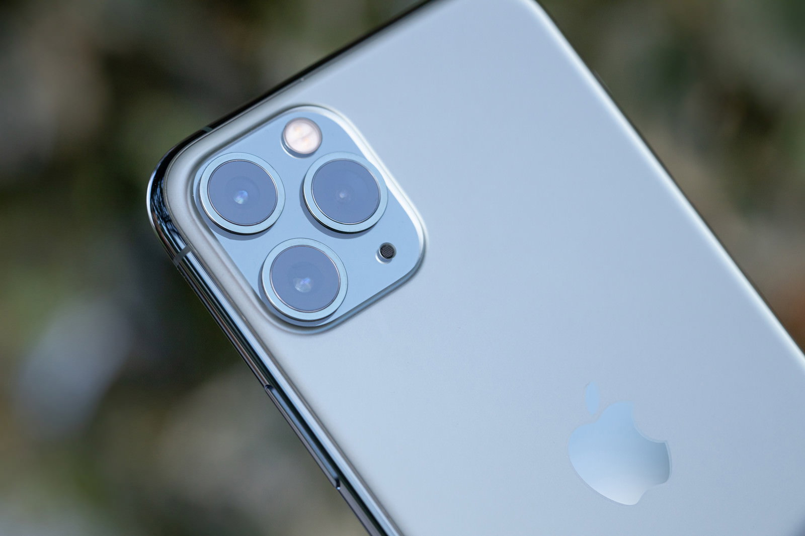 iPhone11の背面にある3つのカメラレンズが配置されたトリプルカメラシステム