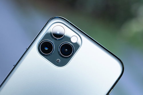 iPhone 11 Proのトリプルカメラ（背面カメラ部分）