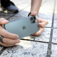 iPhone 11 Pro の超広角で石畳をローアングル撮影する手元の写真