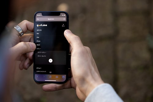 片手サイズのiPhone12miniをディスプレイ操作する手