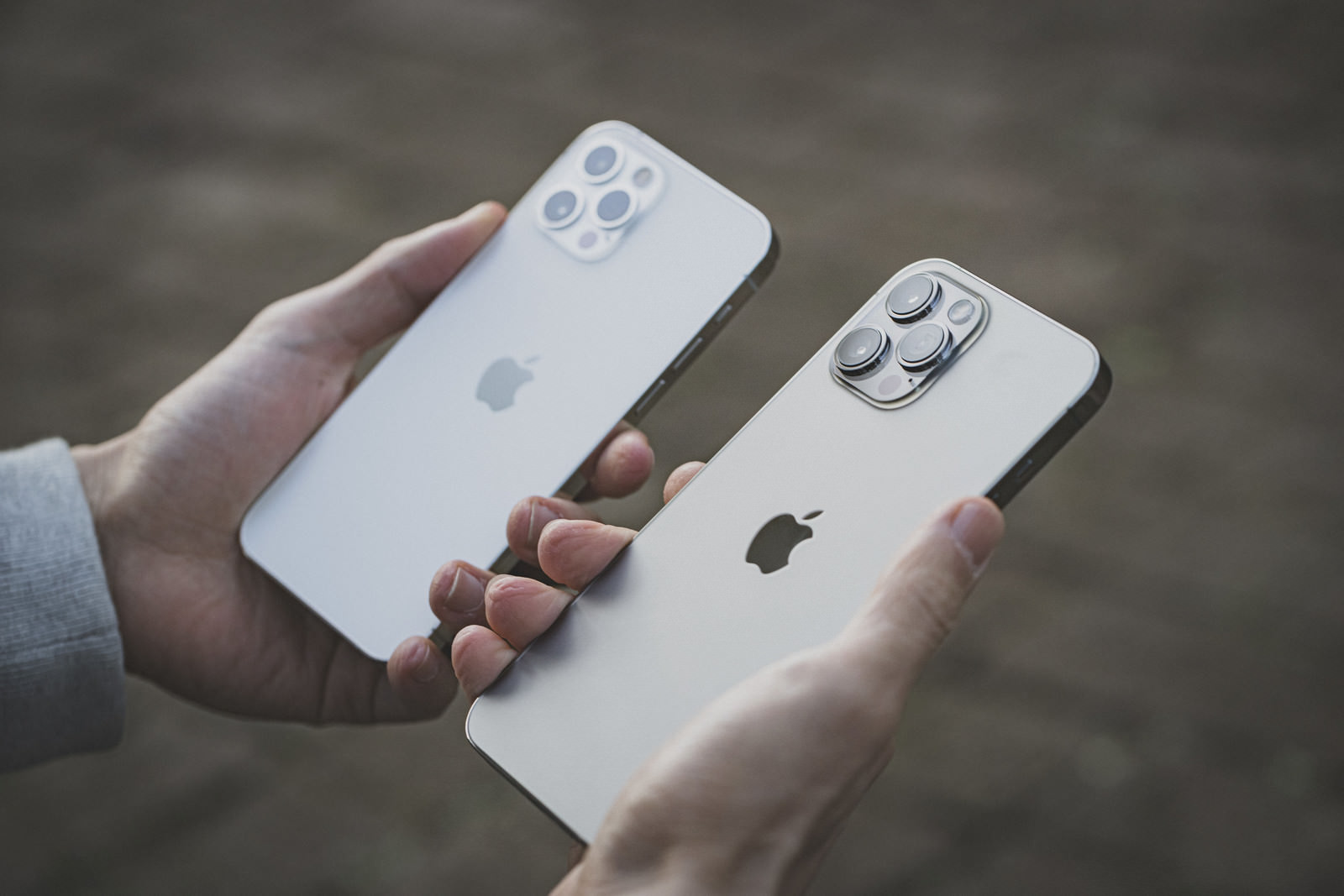 iPhone 12 ProとPro Maxを両手に持って比較
