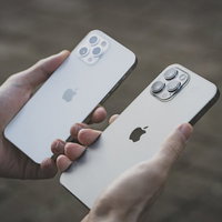 iPhone 12 Pro と iPhone 12 Pro Max サイズ比較の写真