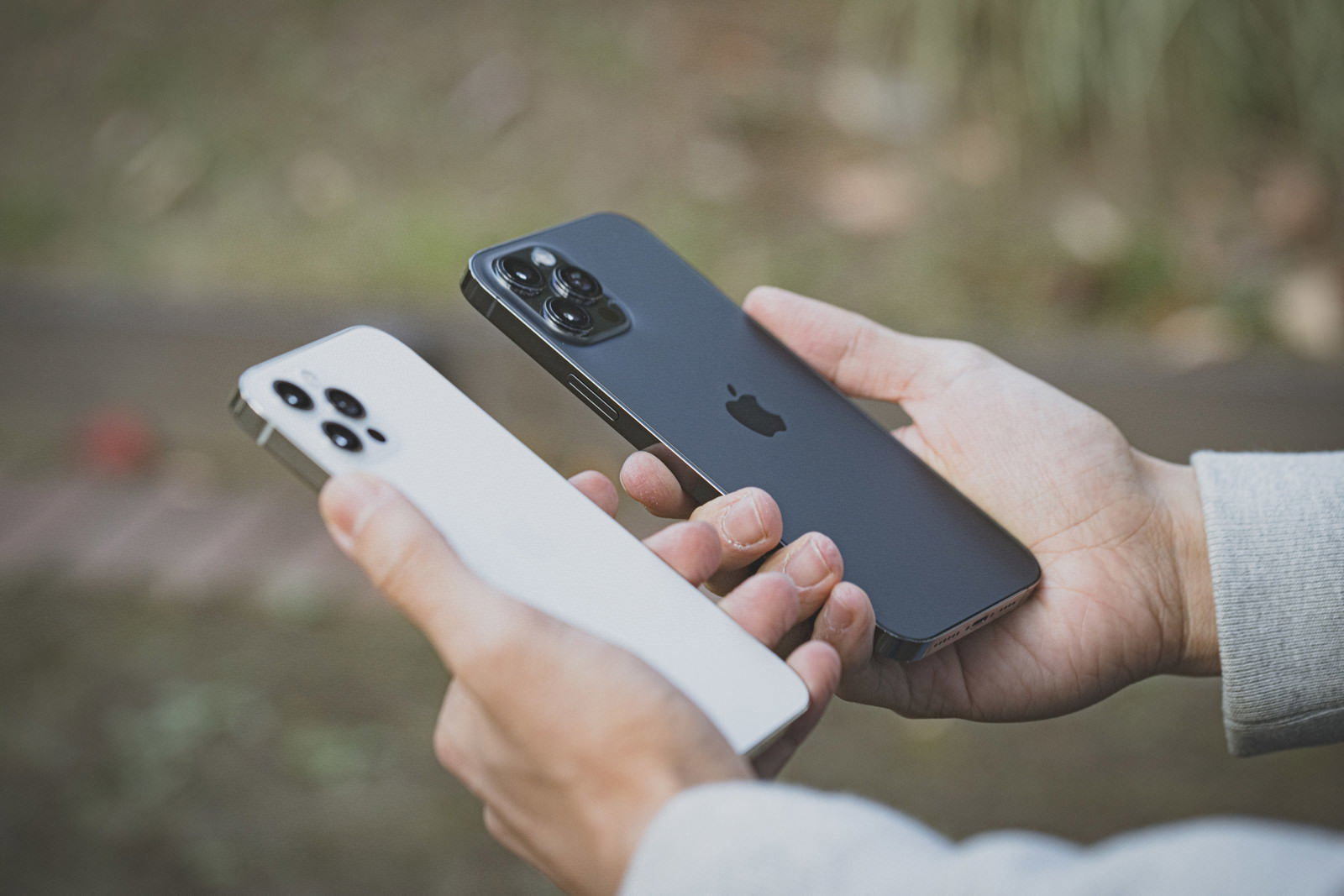 iPhone 12 ProとProMaxを両手で持ち比べ