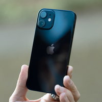 太陽光にかざしたiPhone 12のリアカメラの写真