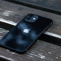 木製ベンチに置き忘れたiPhone12のの写真