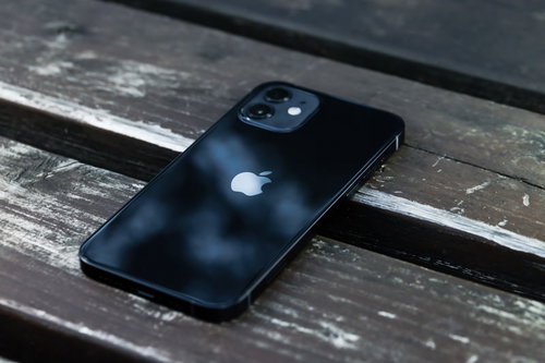 木製ベンチに置き忘れたiPhone12の
