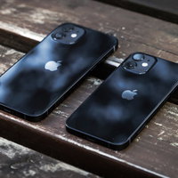 木漏れ日が映り込むiPhone 12とiPhone 12 miniの写真