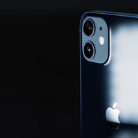光を反射したiPhone12の背面とAppleロゴマークの写真