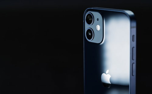 光を反射したiPhone12の背面とAppleロゴマーク