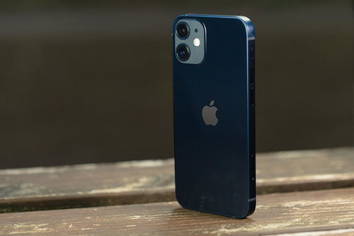 木目調の台に自立したiPhone12のリアカメラ