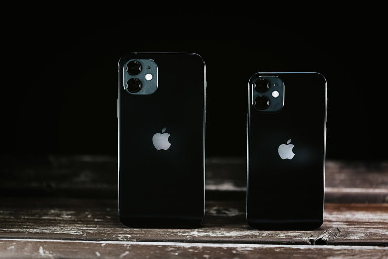 iPhone X の全画面表示を手に持って撮影している様子の写真素材