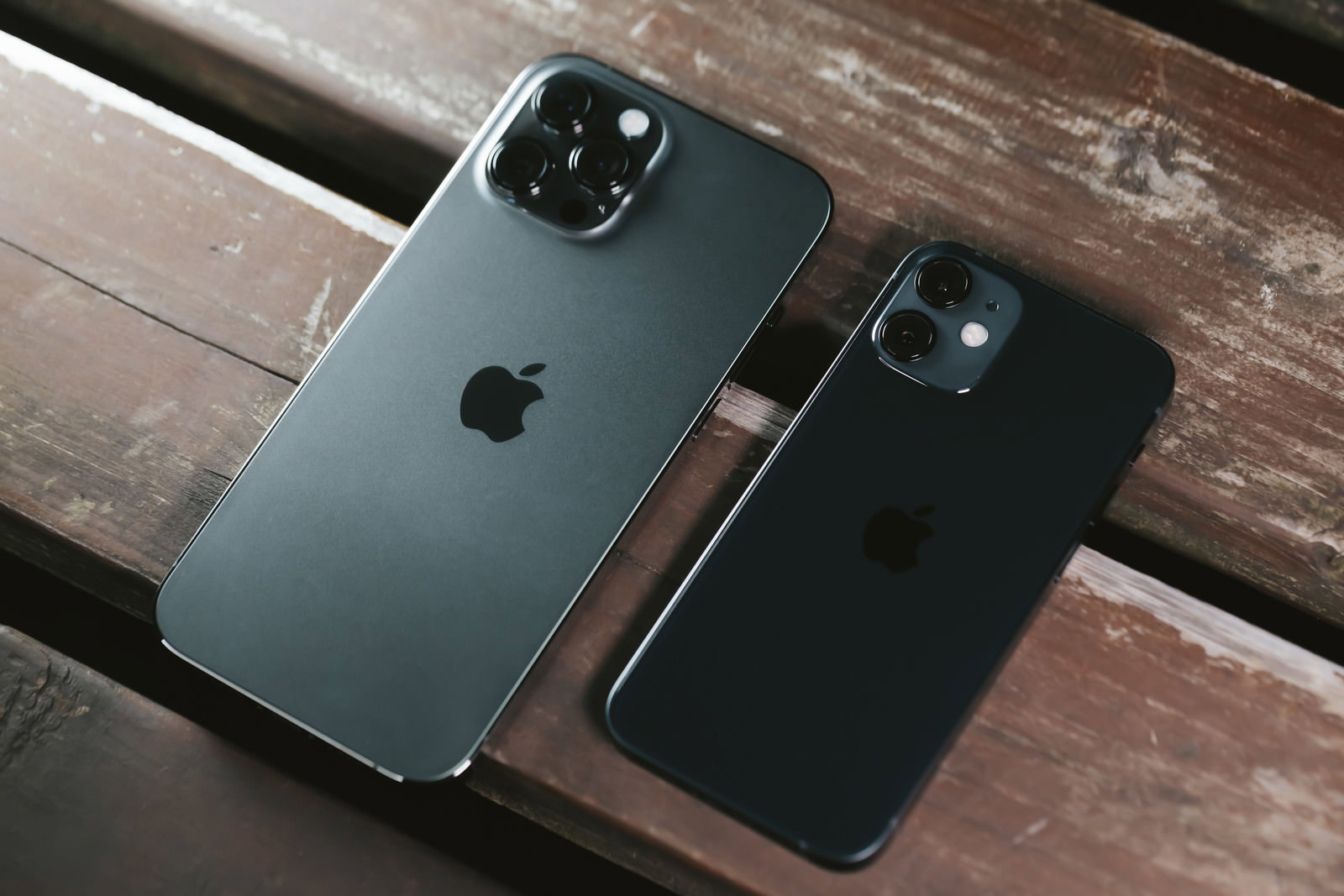 iPhone 12 Pro MaxとiPhone 12 mi