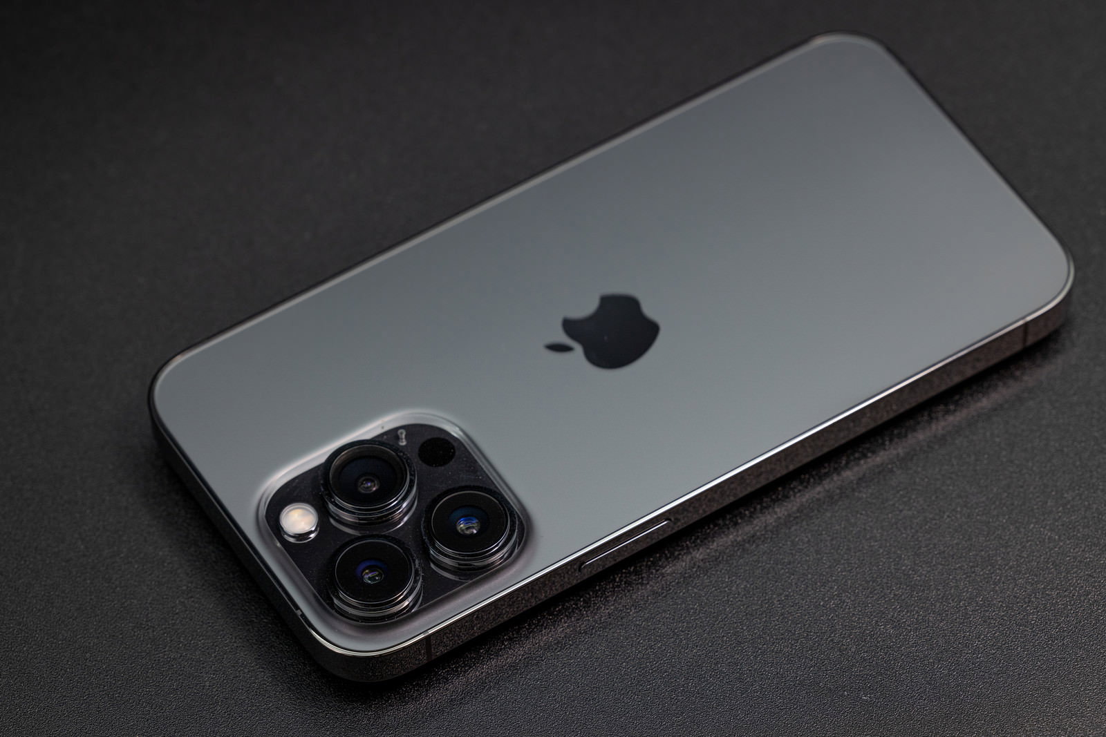 グレーのiPhone 13 Proがブラックの背景に置かれている