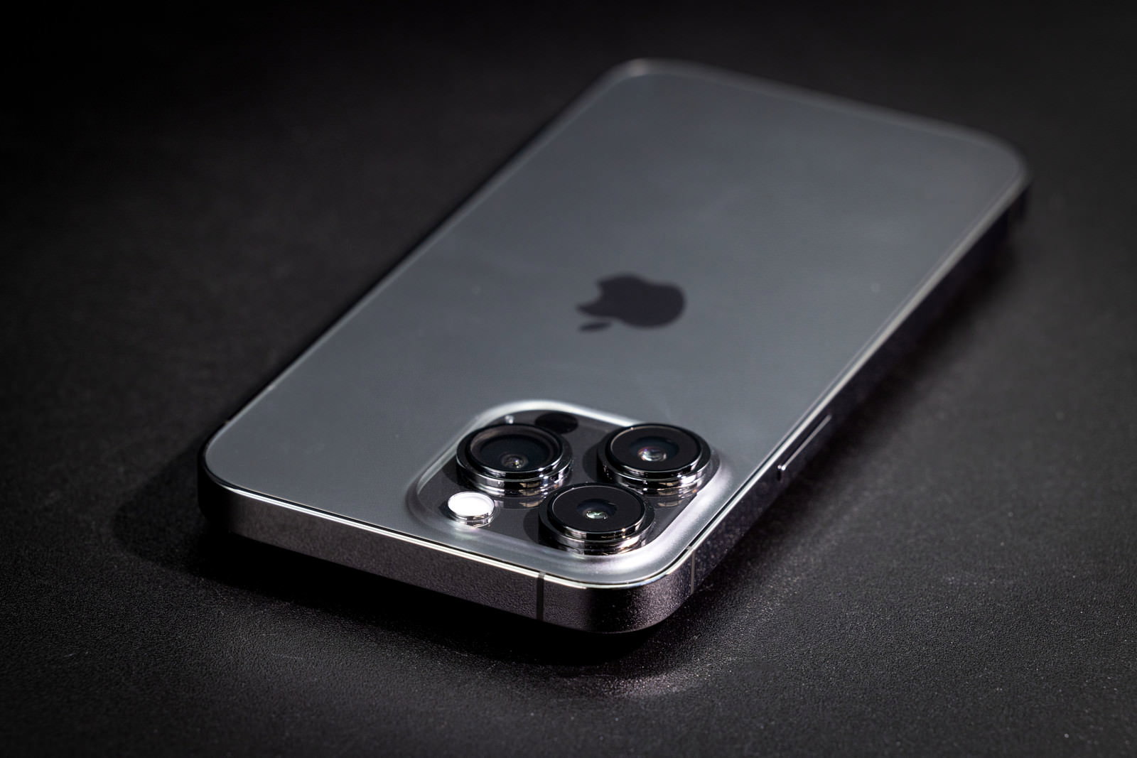 黒い背景に置かれたiPhone 13 Pro のリアカメラ部分