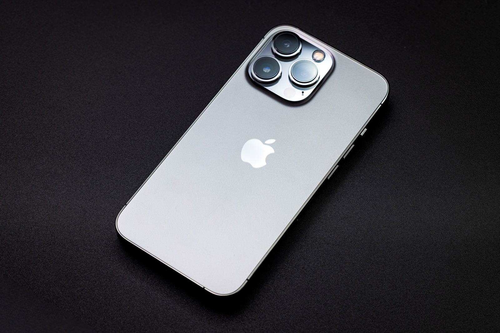 黒い背景に置かれたシルバーのiPhone 13 Pro