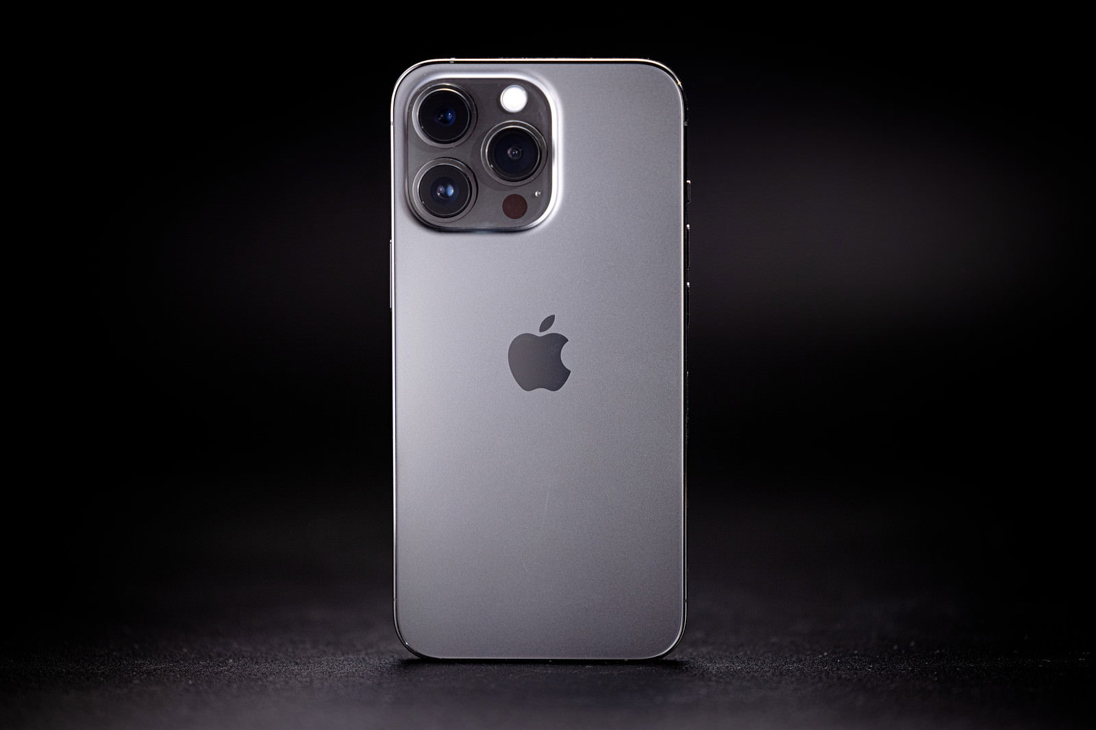 黒い背景にシルバーのiPhone 13 Proが置かれている様子