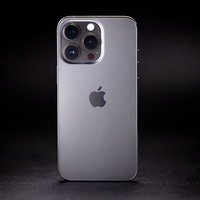 2021年の新型iPhone 13 Proのシルバーモデルの写真