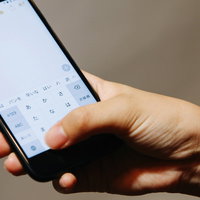 4.7インチのアイフォーンなら片手でフリック操作も楽ちんの写真