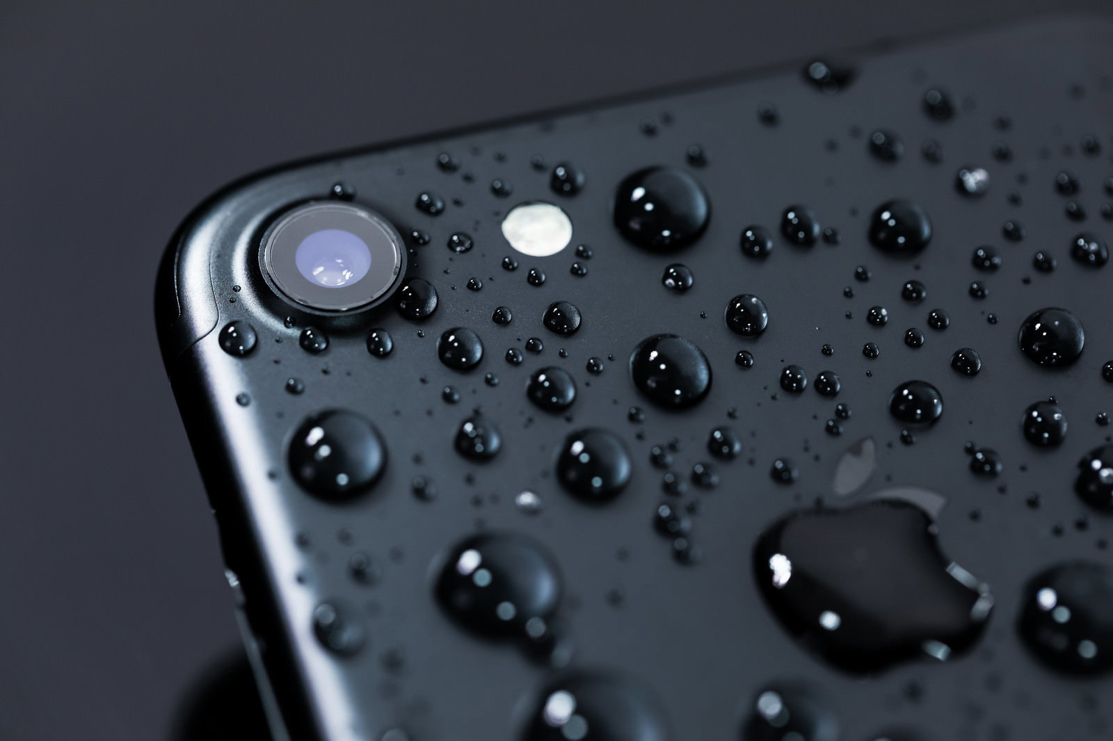 水滴が付いたiPhoneの背面