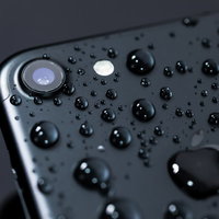 耐水性能が向上し多少の雨なら物ともしないスマートフォンの写真