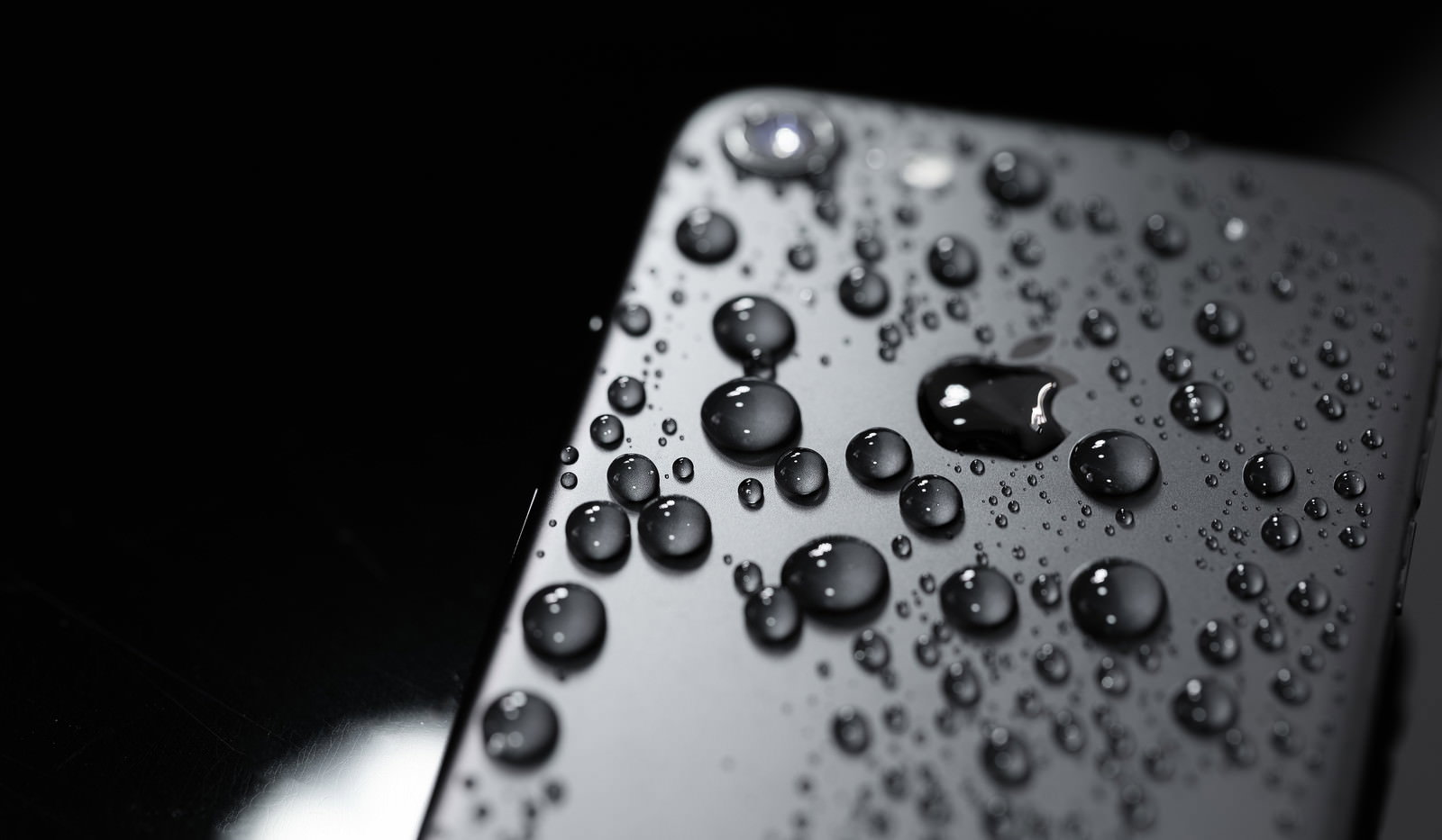水滴に覆われたスマートフォンの背面