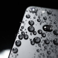 耐水性能が向上し雨の日でも安心な最新スマートフォンの写真