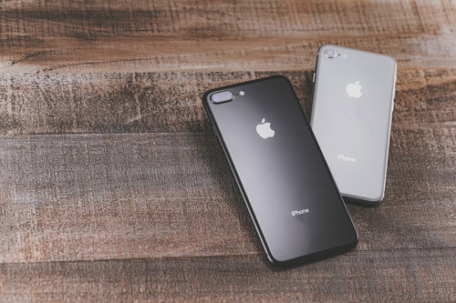 ヴィンテージ感あるウッディーなテーブルに置かれたiPhone