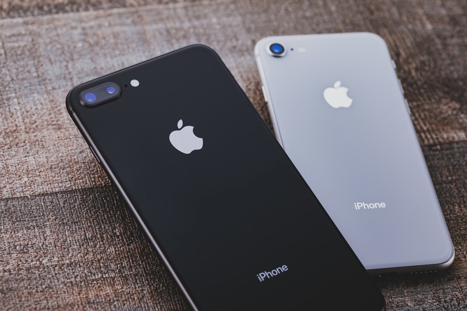 iPhone 8 PlusとiPhone 8の裏面を並べて置いた状態