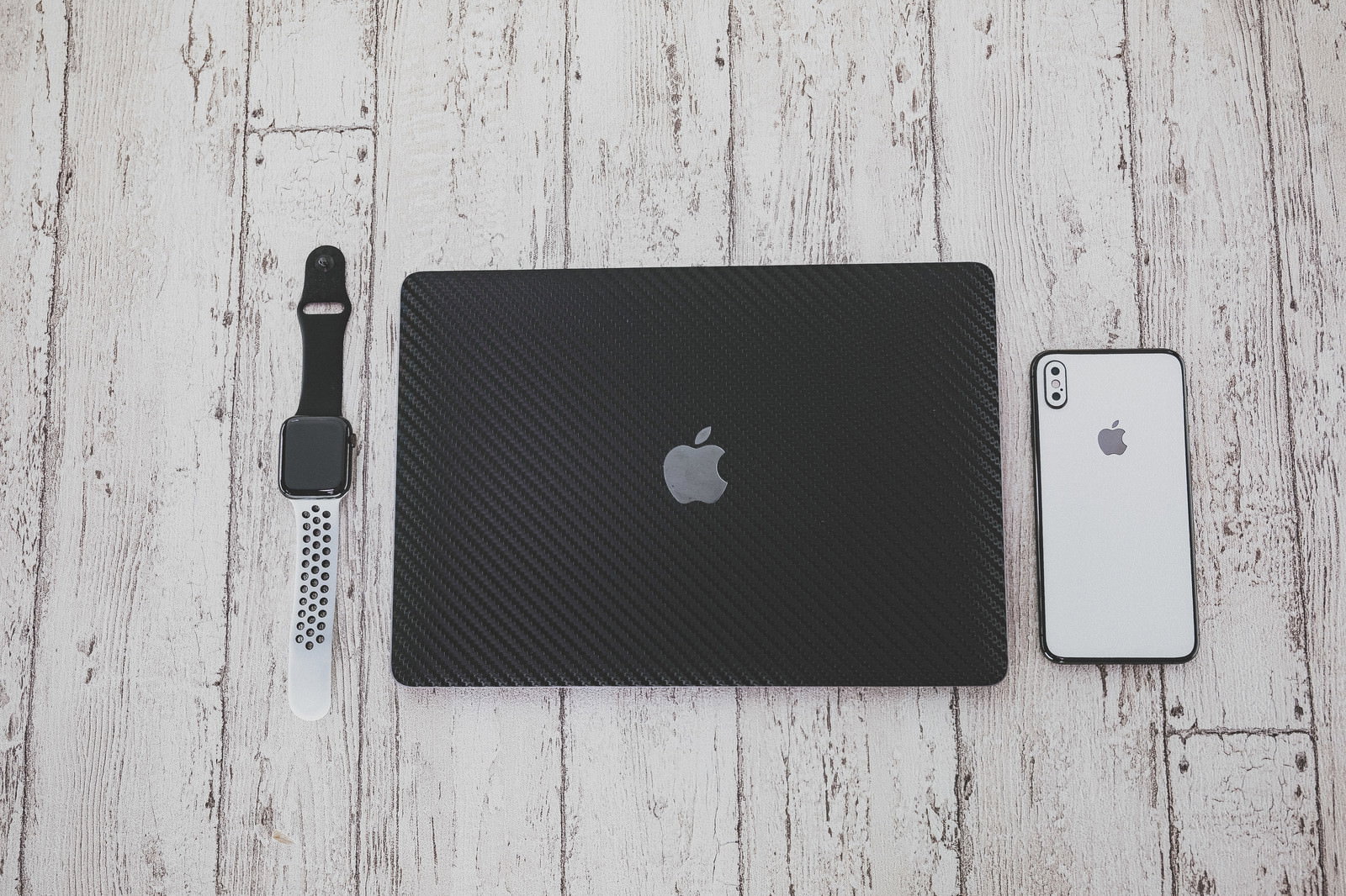 MacBookとApple WatchとiPhoneを並べた俯瞰撮影