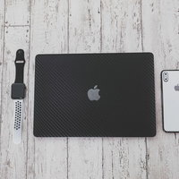 マックブックとiPhoneとApple Watchのフラットレイの写真