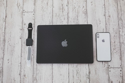マックブックとiPhoneとApple Watchのフラットレイ