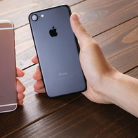 新しいiPhoneと旧機種を実機比較する2台のスマートフォンの写真