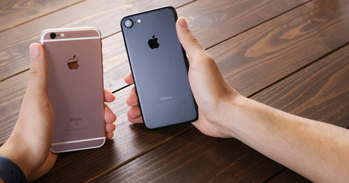 新しいiPhoneと旧機種を実機比較する2台のスマートフォン