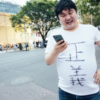 「有機ELディスプレイは黒の深みが違う」と熱く語るディスプレイ正義マンの写真