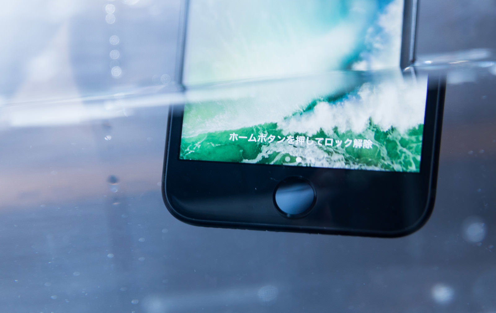 水中に沈んだiPhoneのロック画面とホームボタン