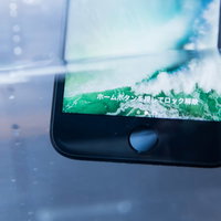 水没するスマホのロック画面の写真