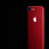 黒背景に配置された赤いiPhoneの写真