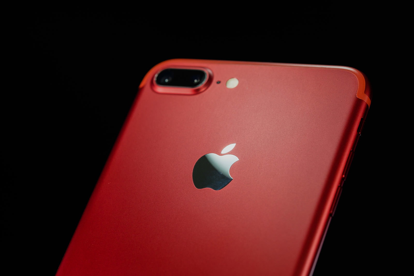 赤いiPhoneの背面とAppleロゴ