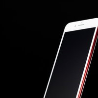 スマホとディスプレイが半分ずつ映るiPhoneのシルエットの写真