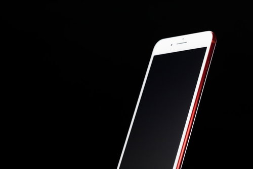 スマホとディスプレイが半分ずつ映るiPhoneのシルエット